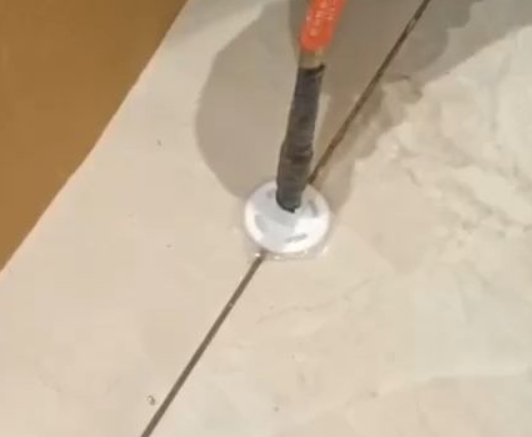 原阳瓷砖空鼓维修公司专业解答瓷砖在铺贴过程中，如果没有涂抹均匀到位的粘结材料（如水泥砂浆或瓷砖胶），可能会导致以下问题